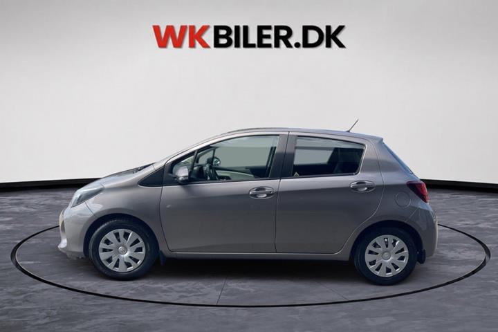 Orange Toyota Yaris fra 2015
