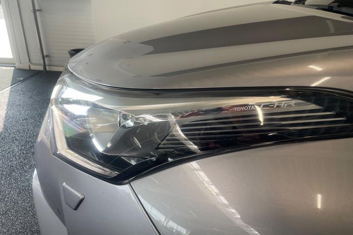Sølv Toyota C-HR fra 2017