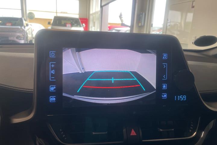 Sølv Toyota C-HR fra 2017