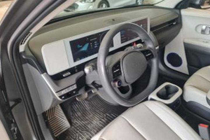 Grå Hyundai Ioniq 5 fra 2024