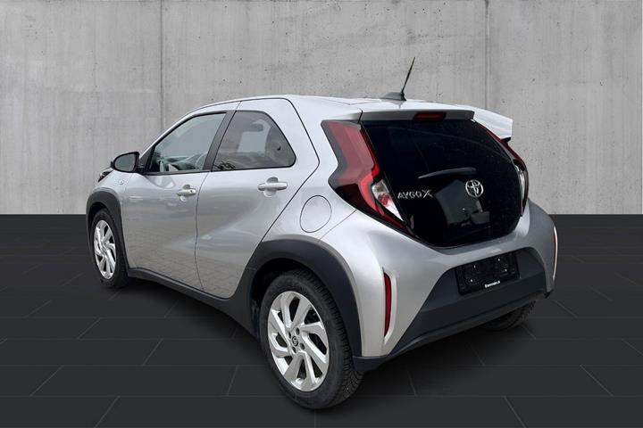 Sølv Toyota Aygo X fra 2022