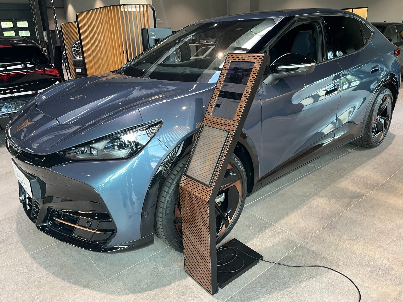 Blå Cupra Tavascan fra 2024