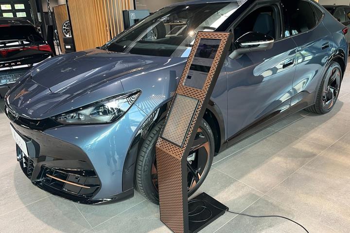 Blå Cupra Tavascan fra 2024