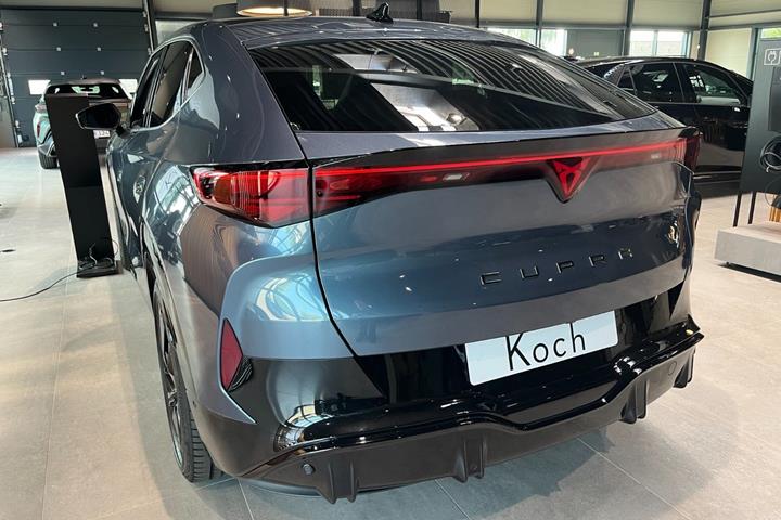 Blå Cupra Tavascan fra 2024