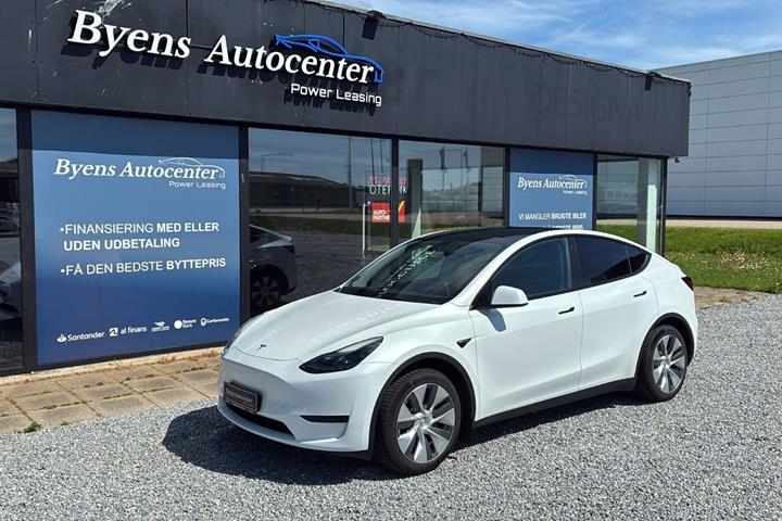 Hvid Tesla Model Y fra 2022