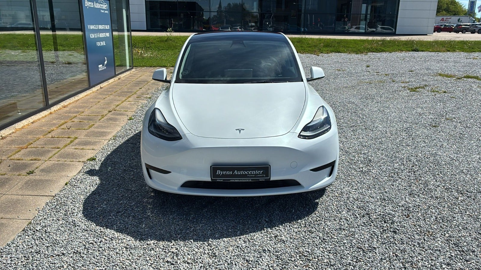 Hvid Tesla Model Y fra 2022