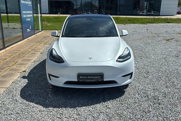 Hvid Tesla Model Y fra 2022