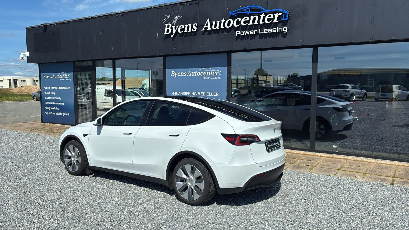 Hvid Tesla Model Y fra 2022
