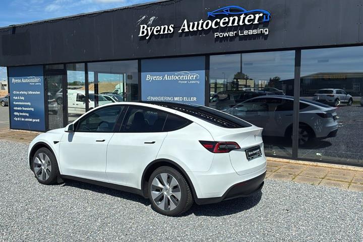 Hvid Tesla Model Y fra 2022