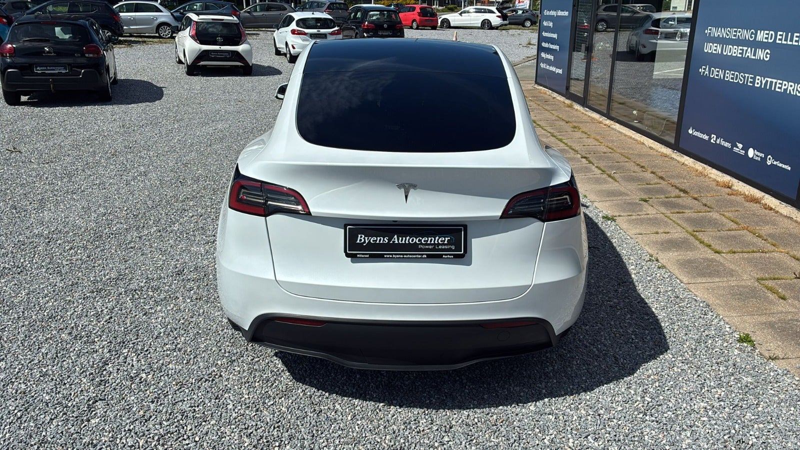 Hvid Tesla Model Y fra 2022