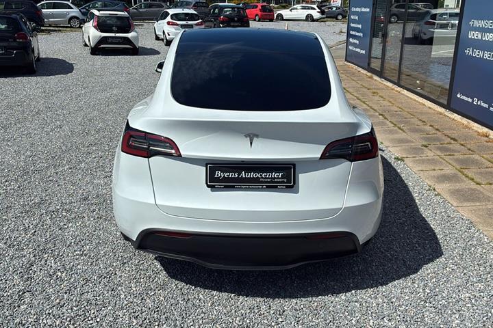 Hvid Tesla Model Y fra 2022