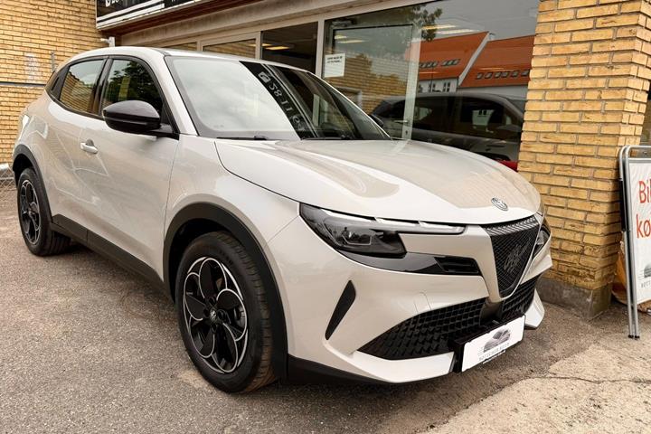 Beige Alfa Romeo Junior fra 2025