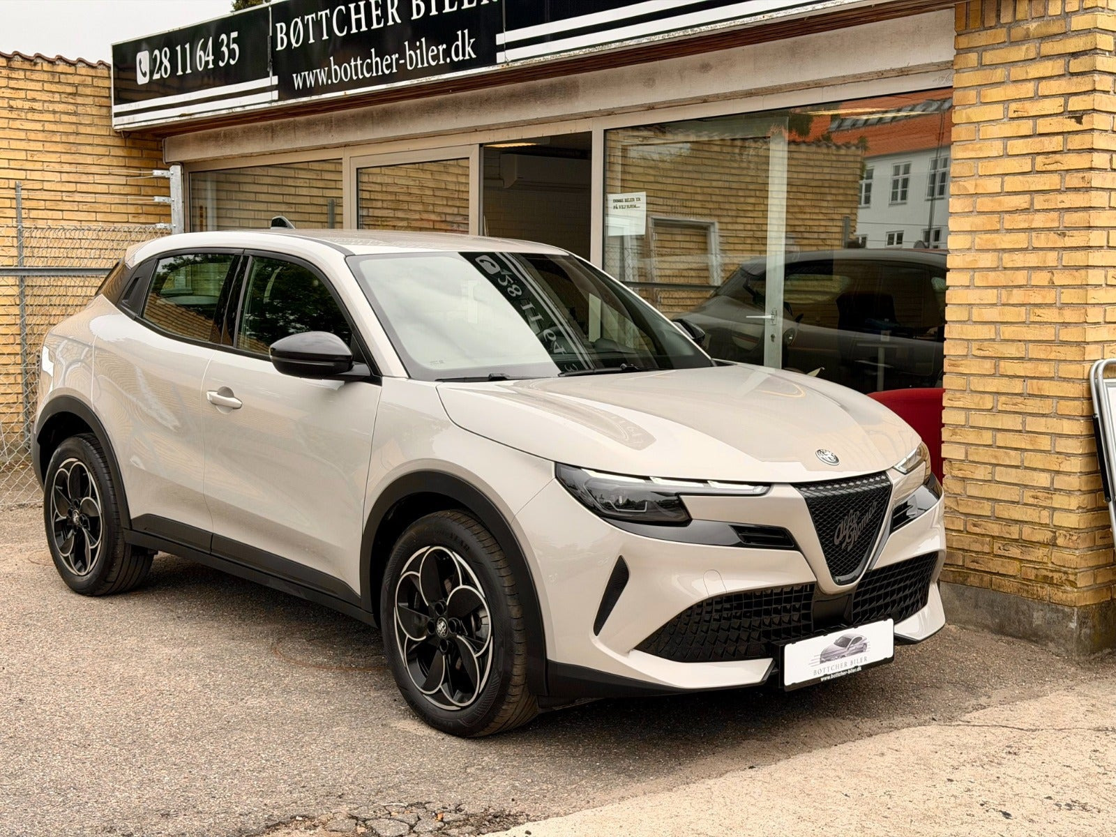 Beige Alfa Romeo Junior fra 2025