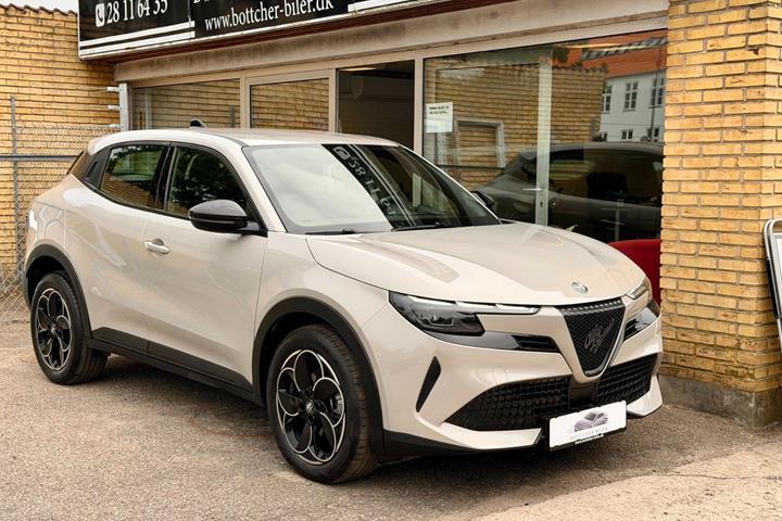 Beige Alfa Romeo Junior fra 2025