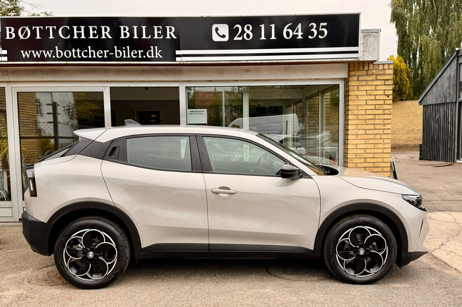 Beige Alfa Romeo Junior fra 2025