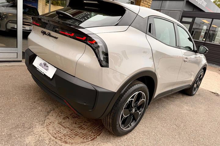 Beige Alfa Romeo Junior fra 2025