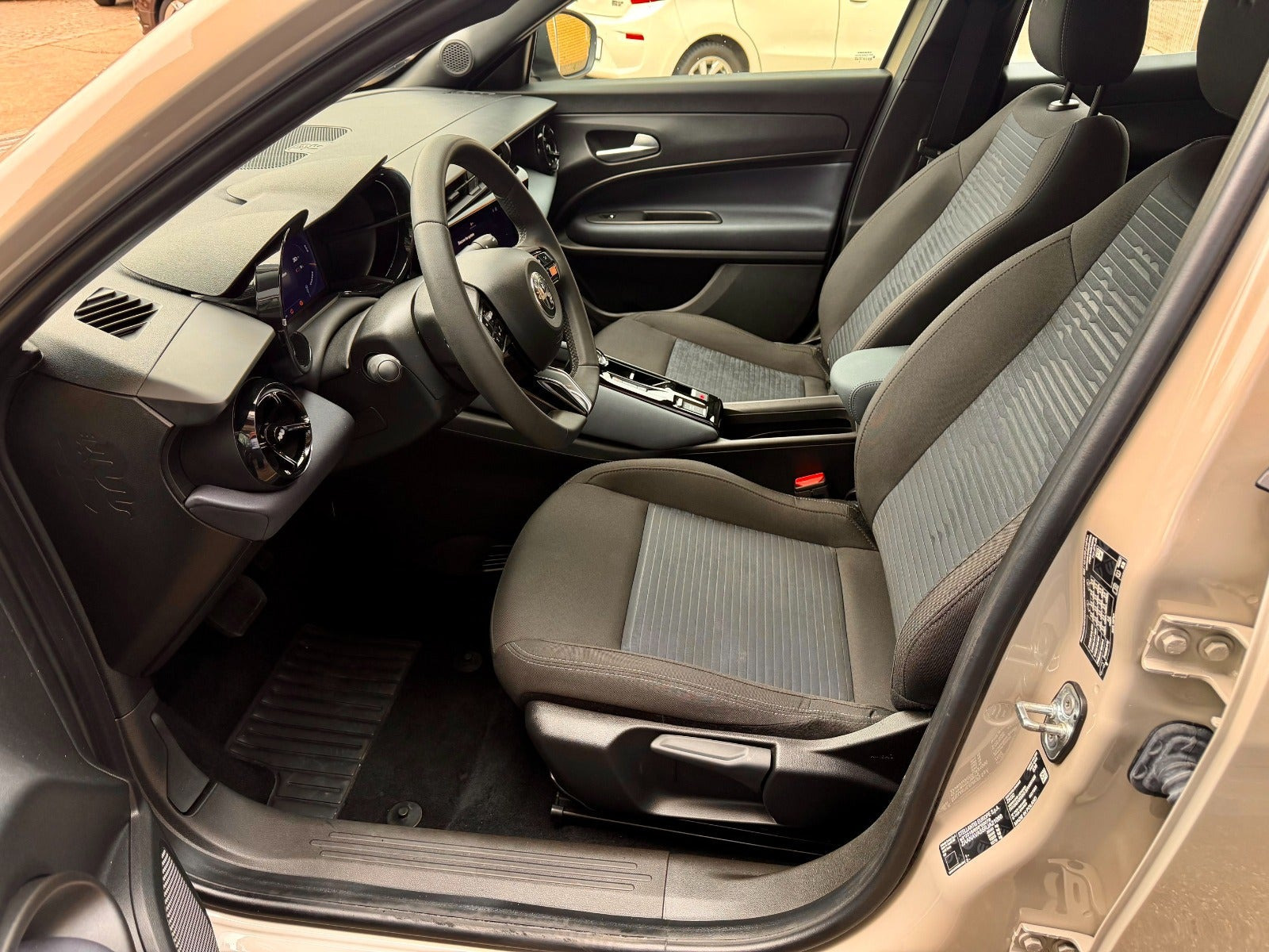 Beige Alfa Romeo Junior fra 2025