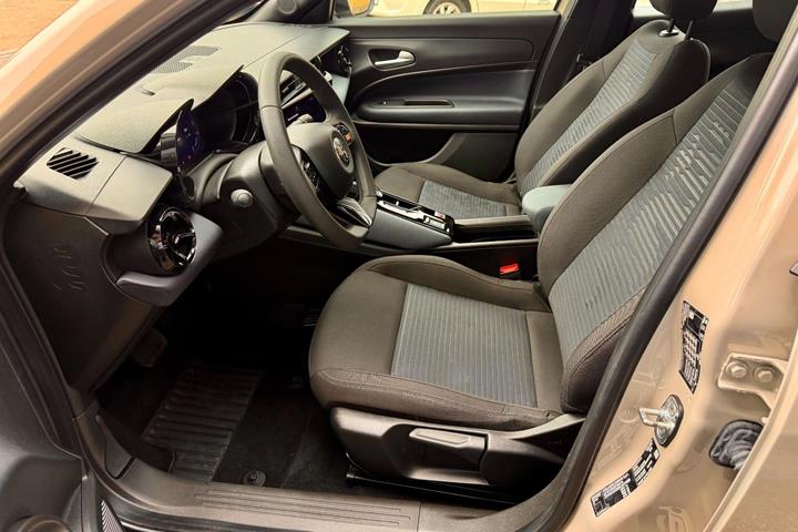 Beige Alfa Romeo Junior fra 2025