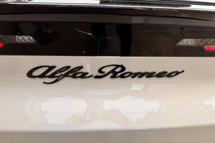 Beige Alfa Romeo Junior fra 2025
