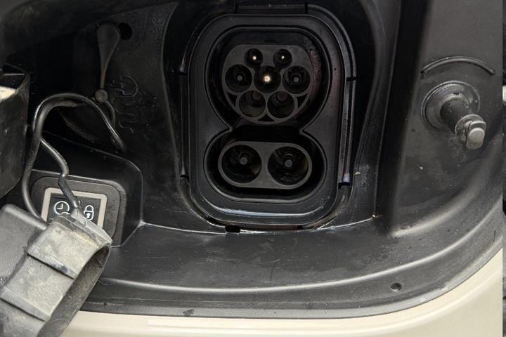 Beige Alfa Romeo Junior fra 2025