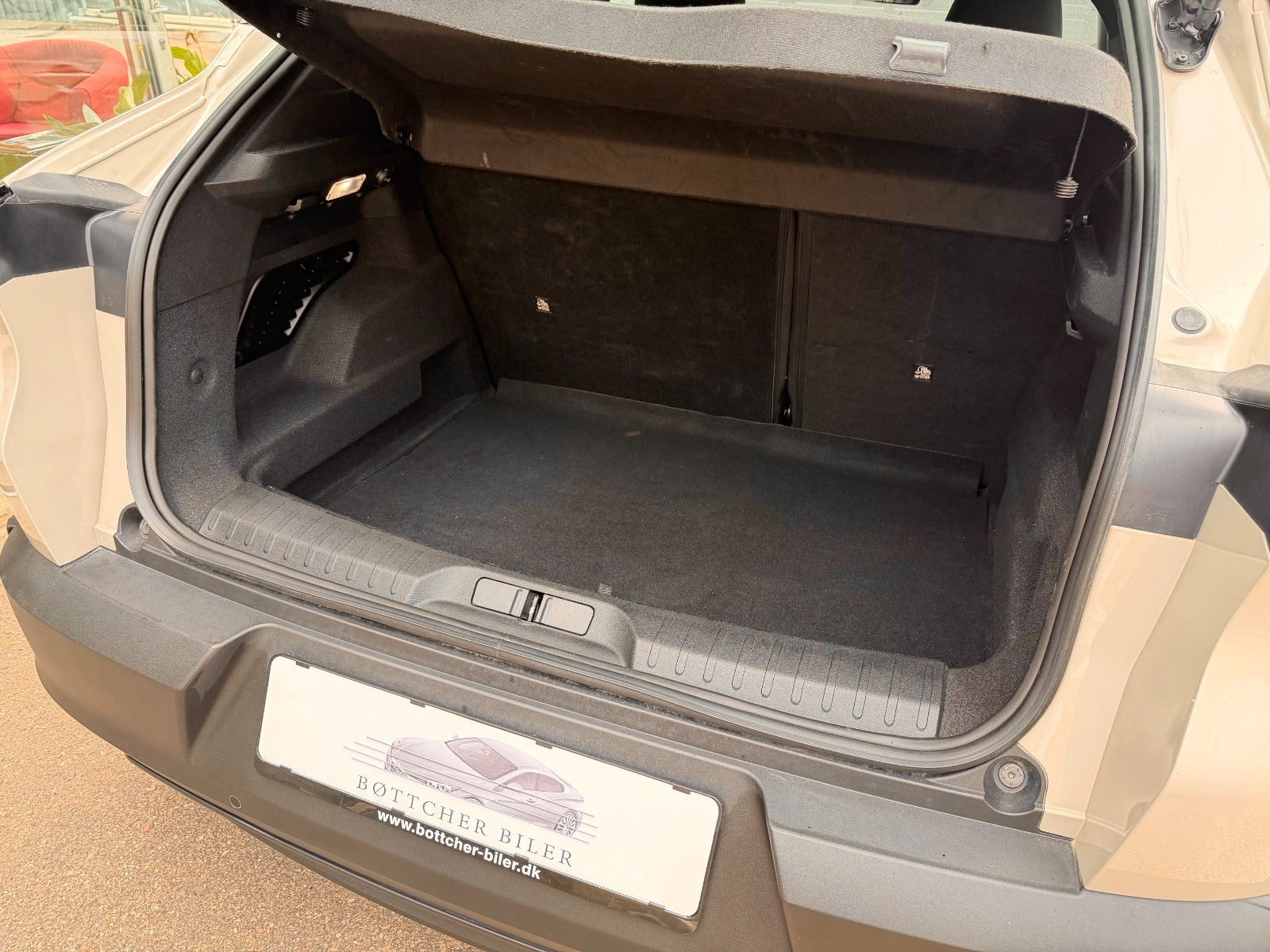 Beige Alfa Romeo Junior fra 2025