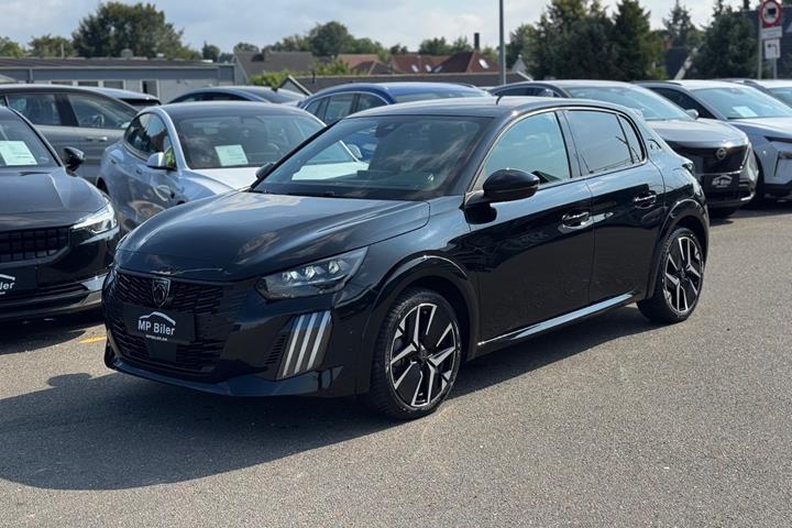 Sort Peugeot e-208 fra 2024 set udefra