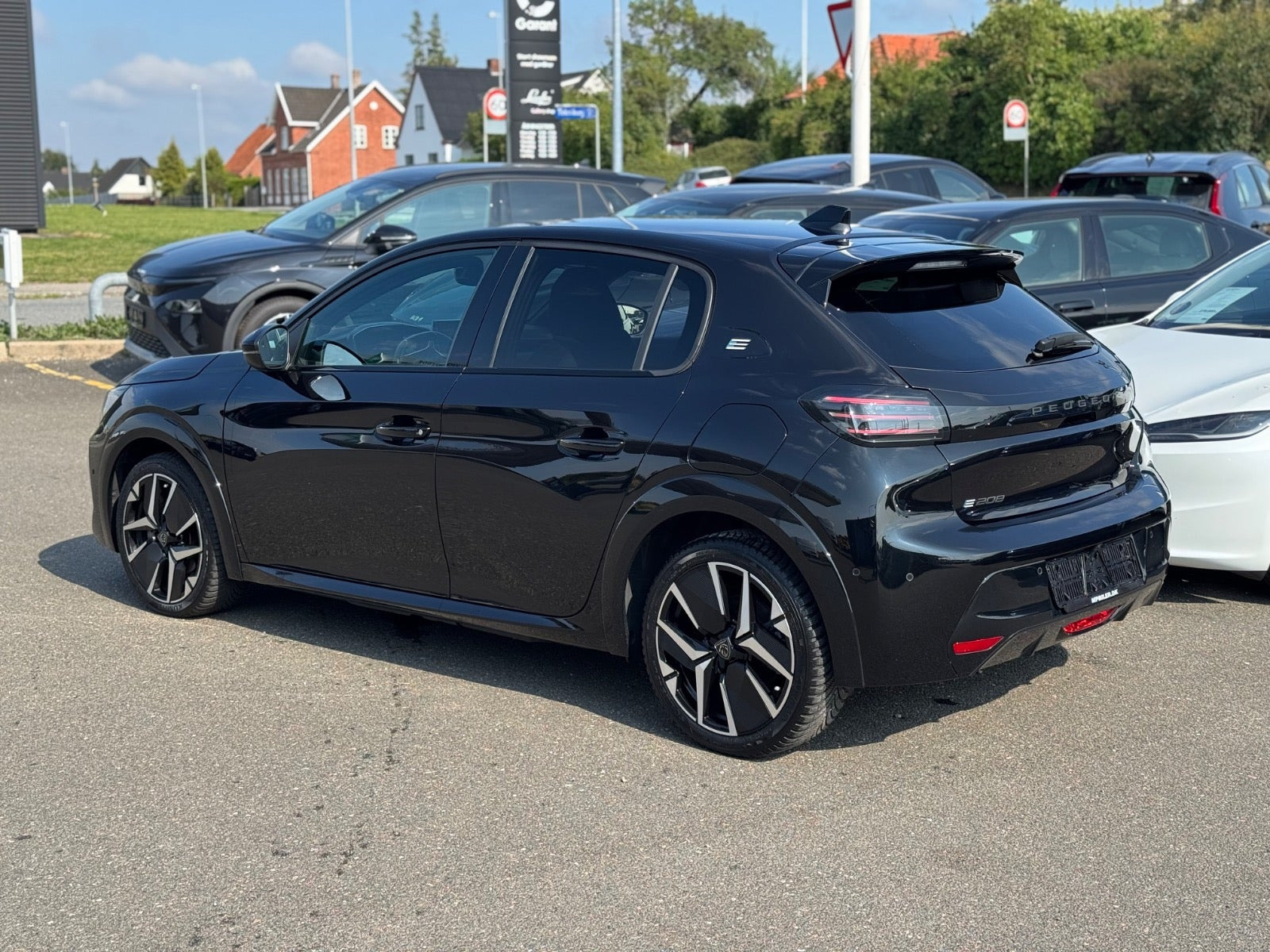 Sort Peugeot e-208 fra 2024