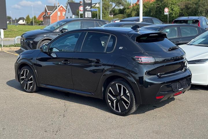 Sort Peugeot e-208 fra 2024