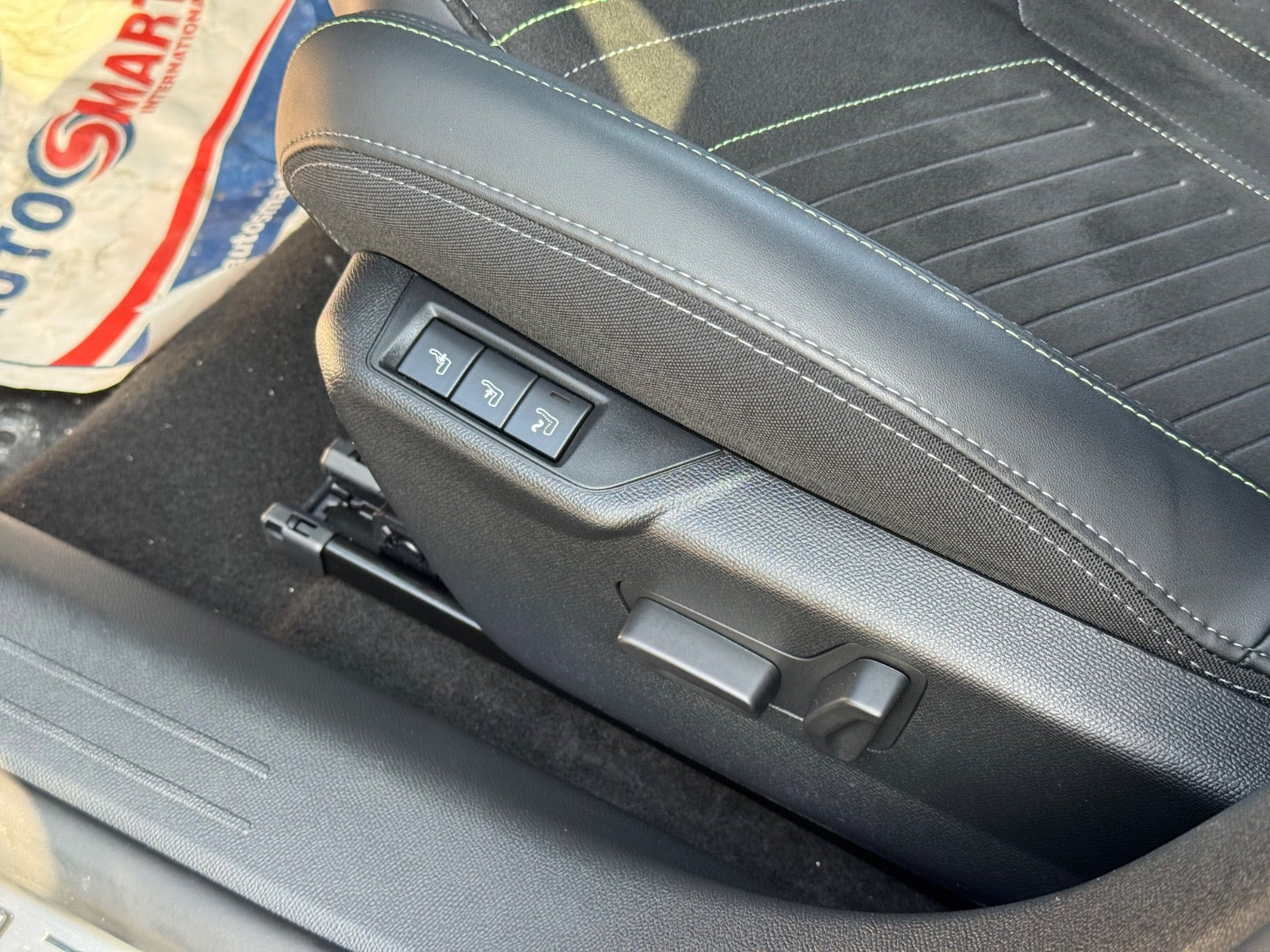 Sort Peugeot e-208 fra 2024