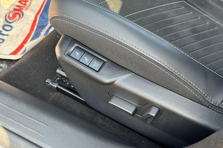 Sort Peugeot e-208 fra 2024