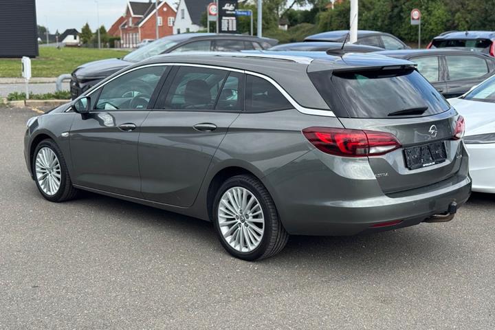 Grå Opel Astra fra 2018