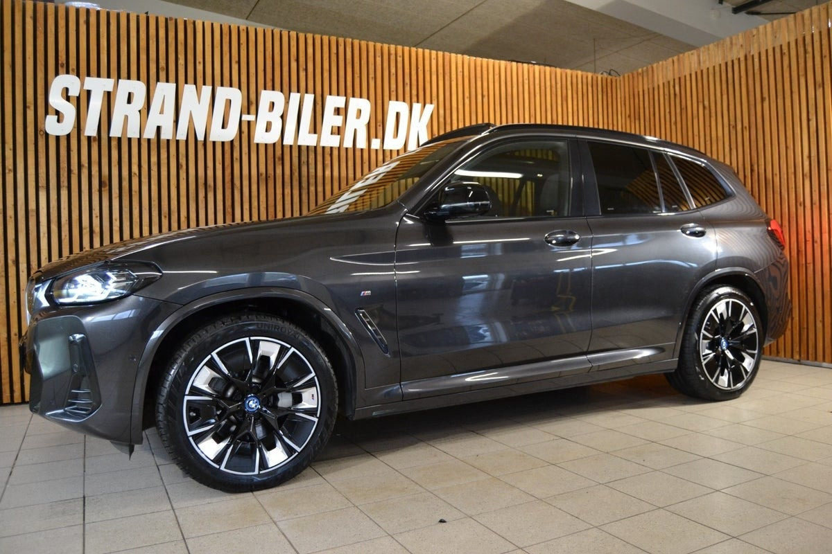 Grå BMW iX3 fra 2023