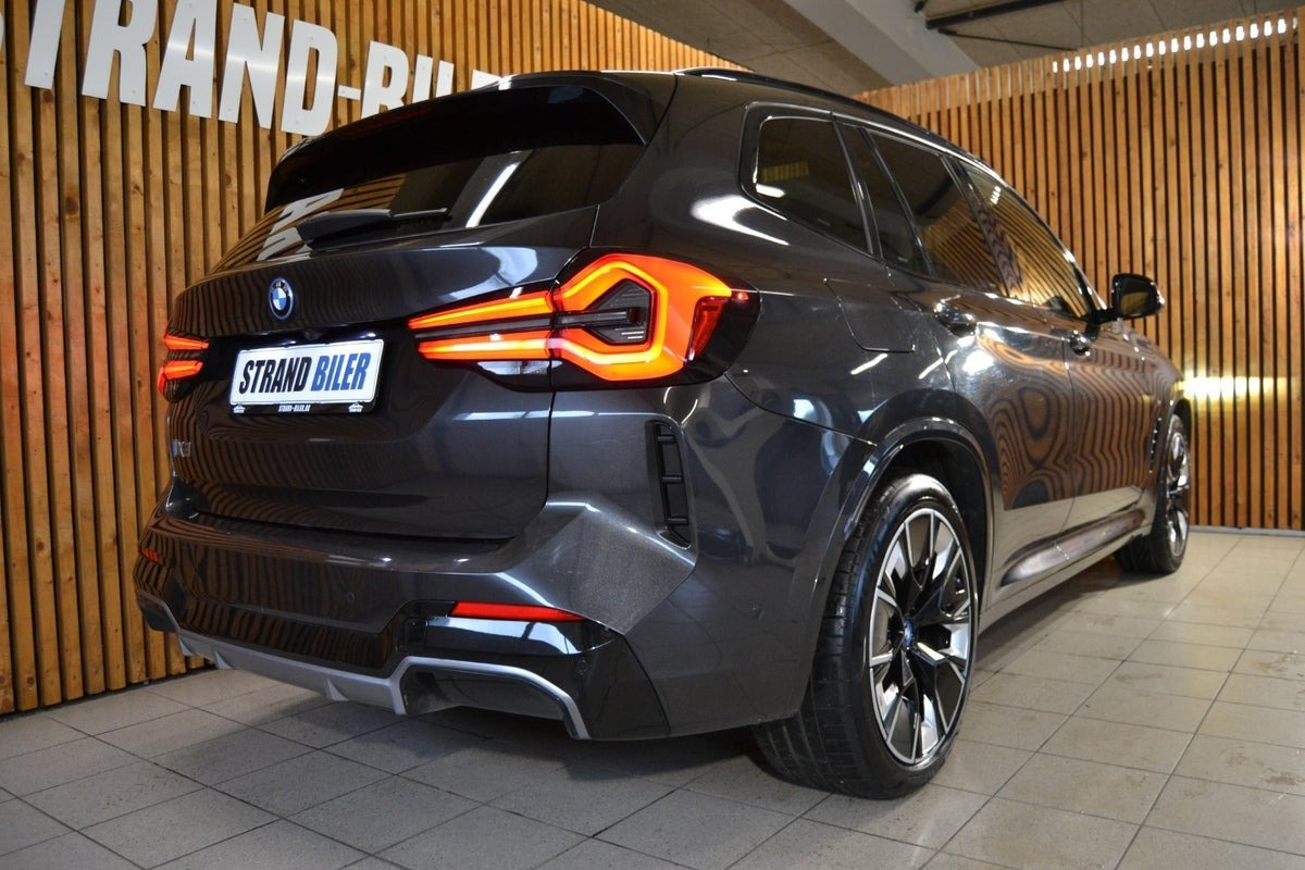 Grå BMW iX3 fra 2023
