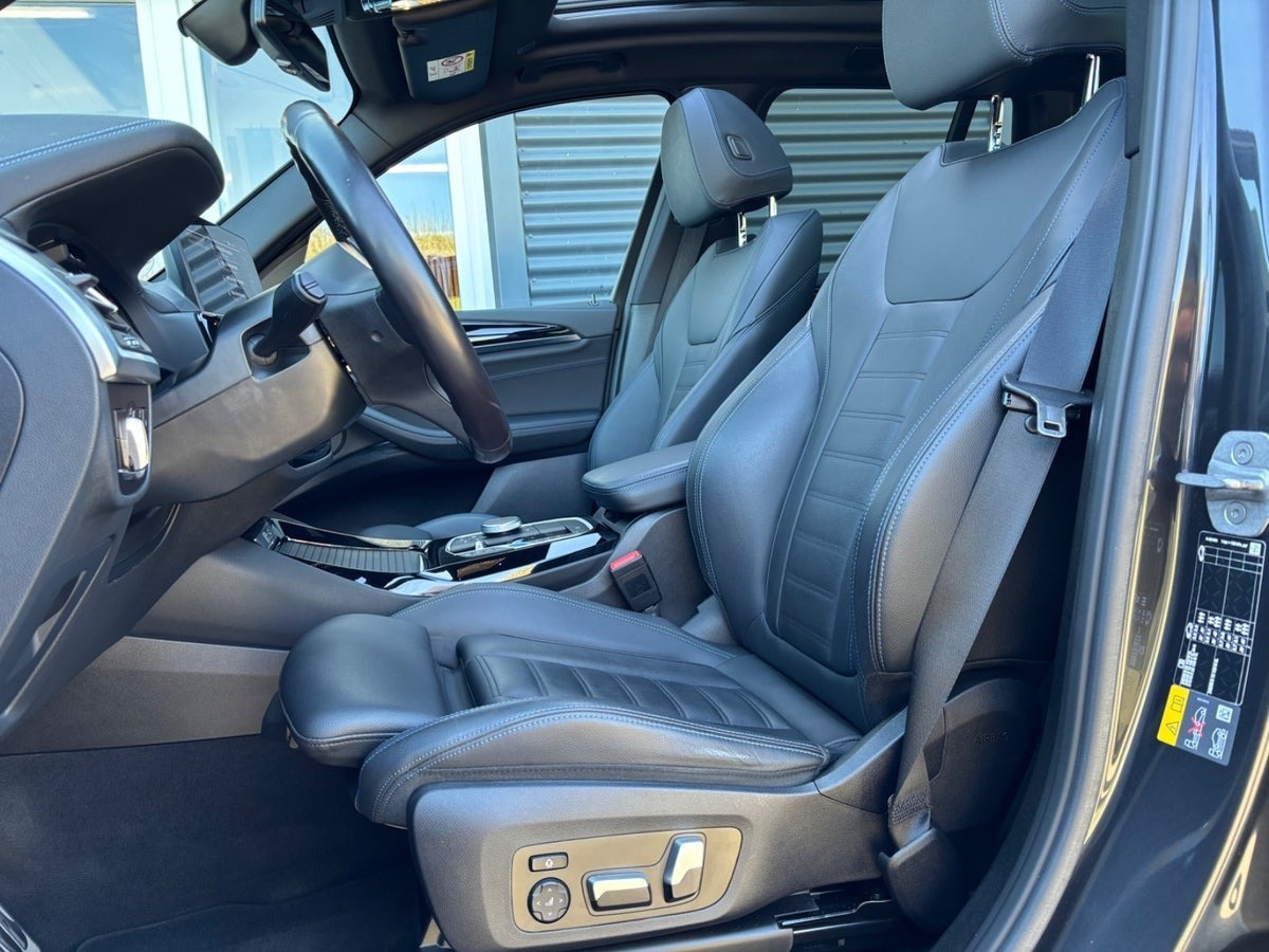 Grå BMW iX3 fra 2023