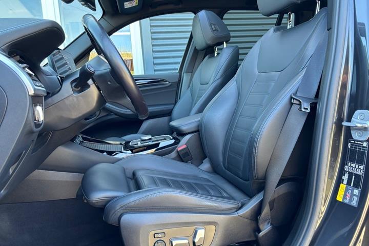 Grå BMW iX3 fra 2023