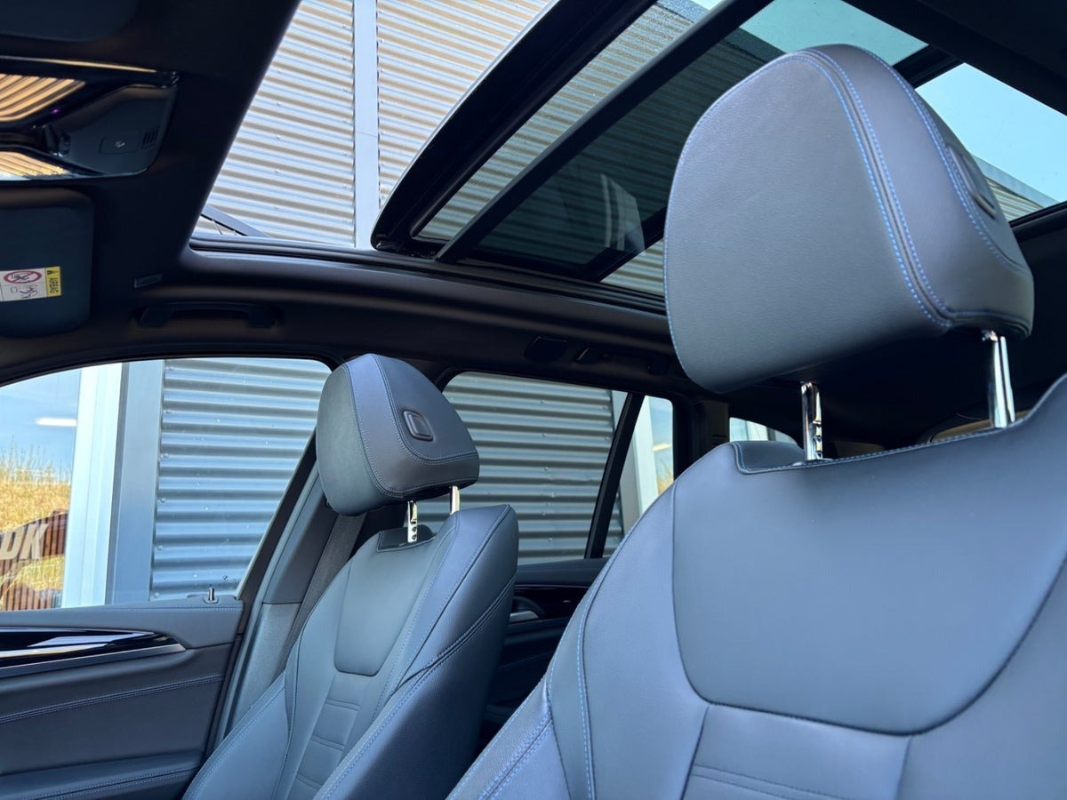 Grå BMW iX3 fra 2023