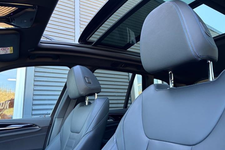 Grå BMW iX3 fra 2023