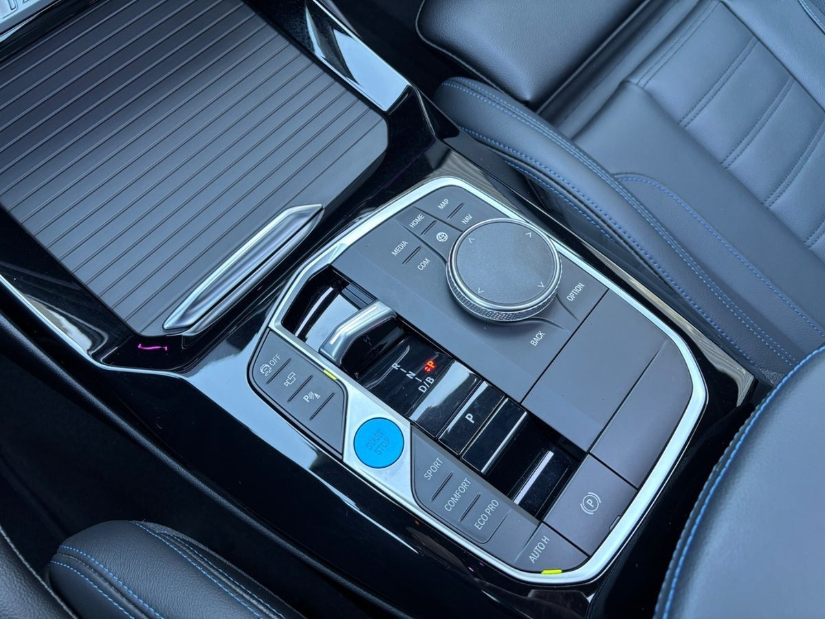Grå BMW iX3 fra 2023