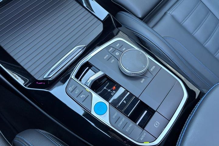 Grå BMW iX3 fra 2023