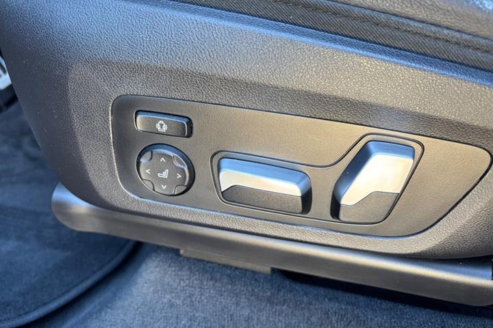 Grå BMW iX3 fra 2023