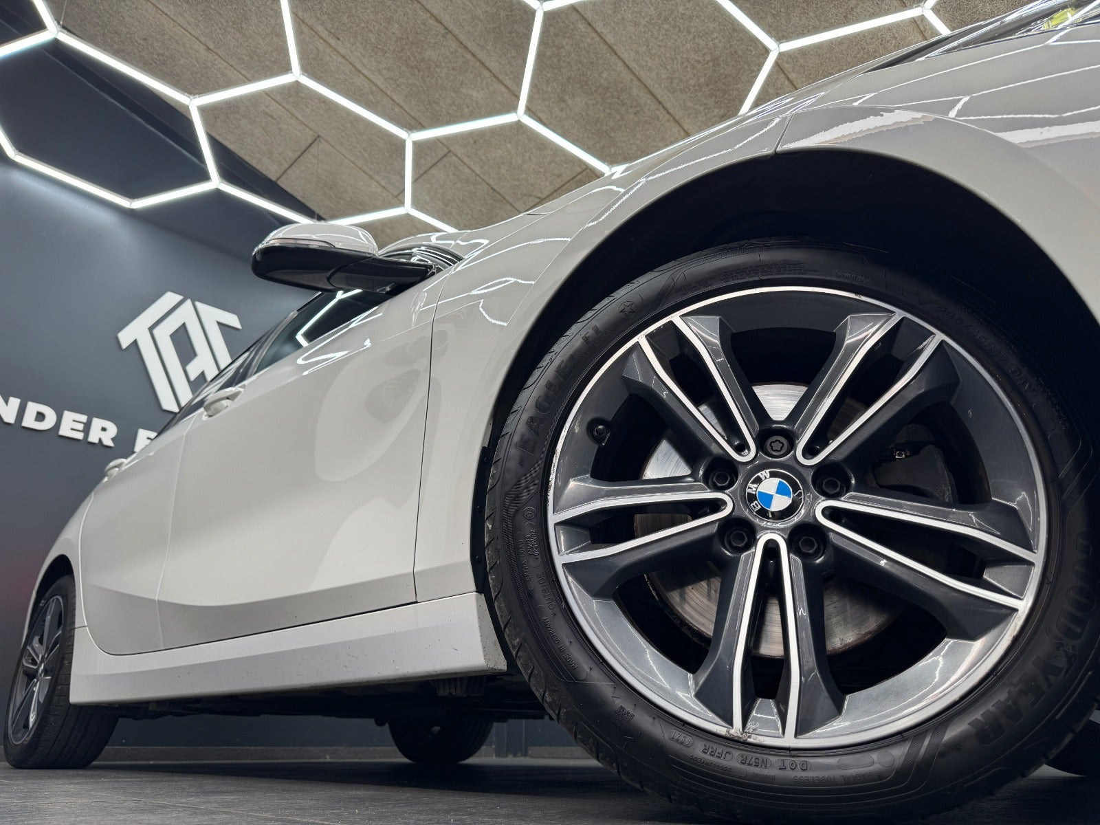 Hvid BMW 118d fra 2020