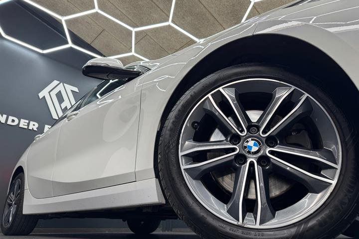 Hvid BMW 118d fra 2020