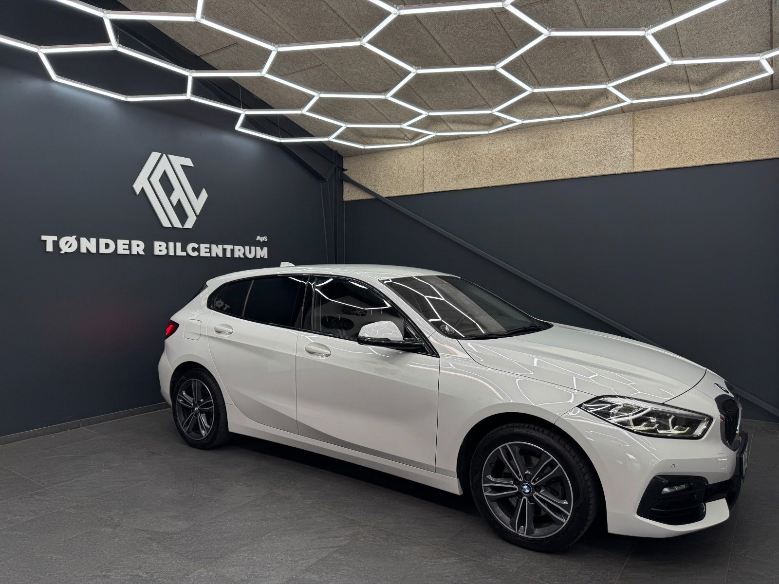 Hvid BMW 118d fra 2020