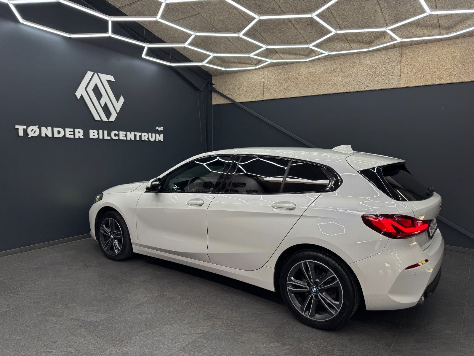 Hvid BMW 118d fra 2020