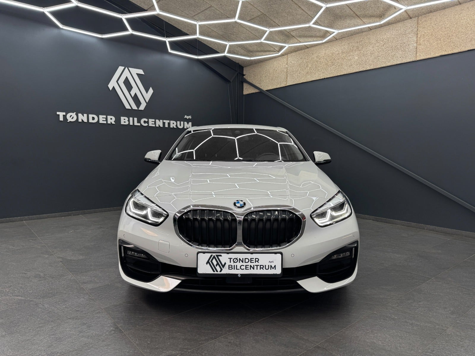 Hvid BMW 118d fra 2020