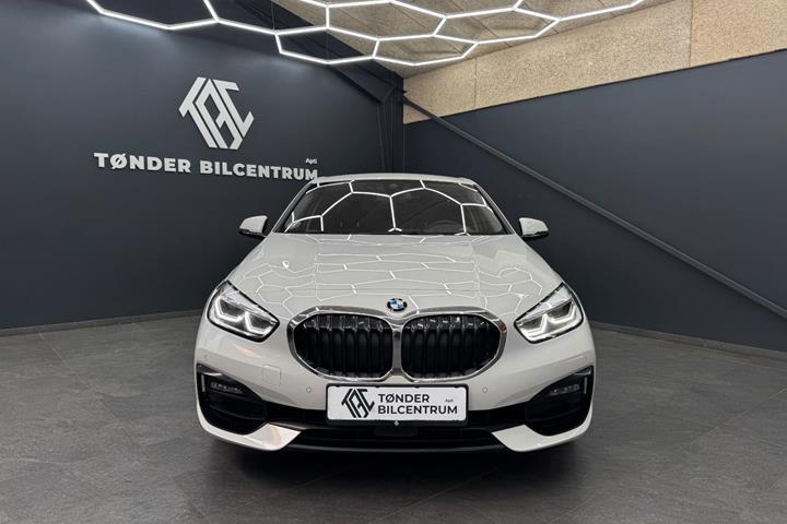 Hvid BMW 118d fra 2020