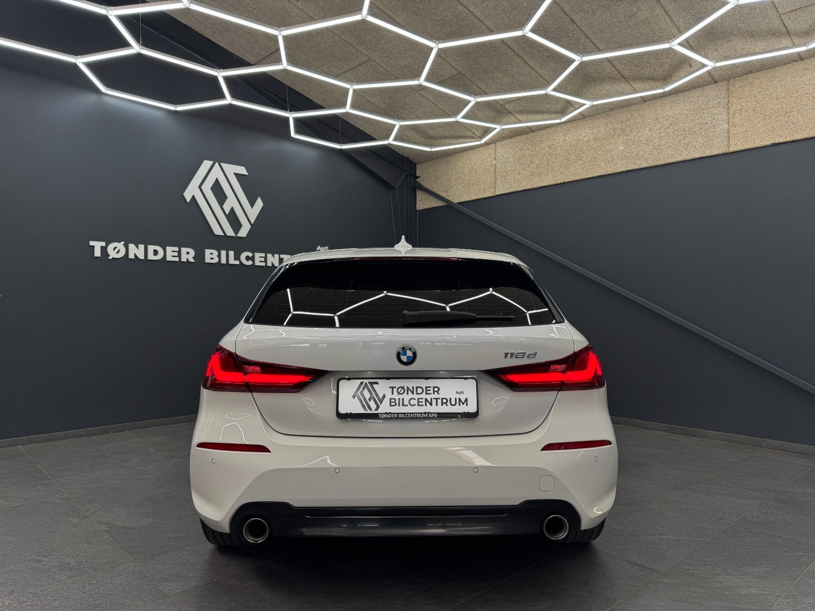 Hvid BMW 118d fra 2020