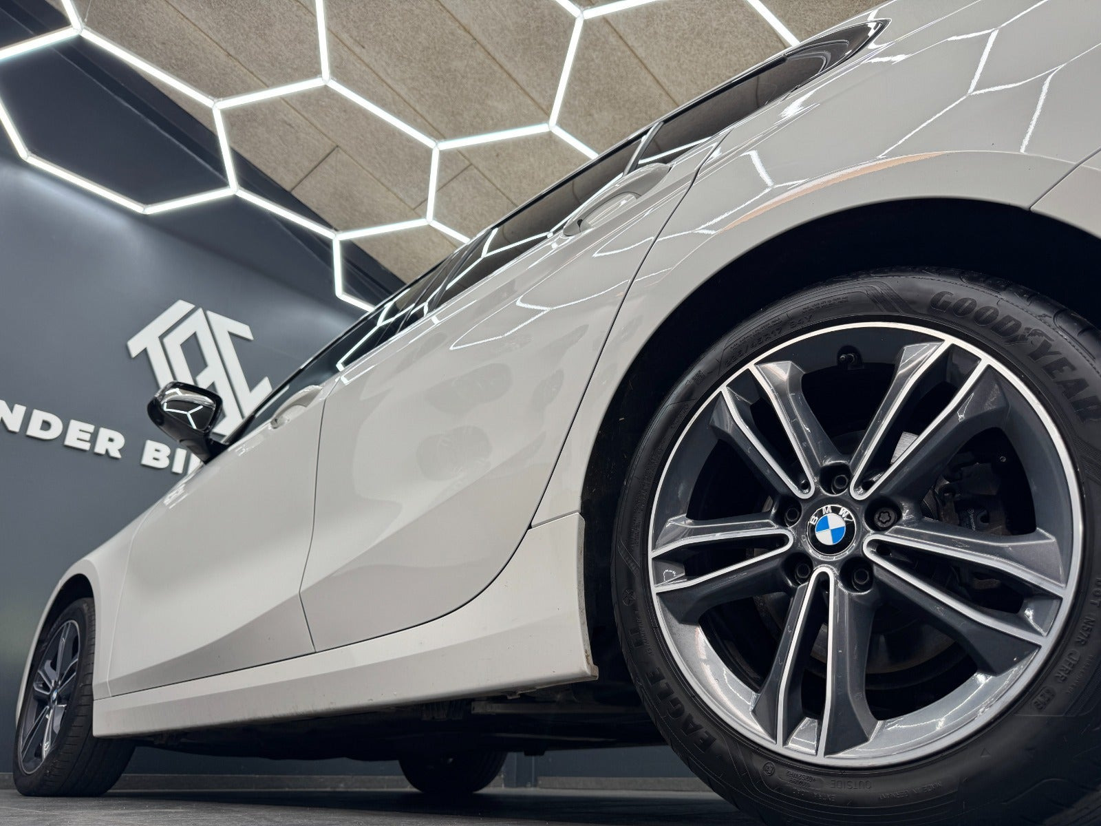 Hvid BMW 118d fra 2020