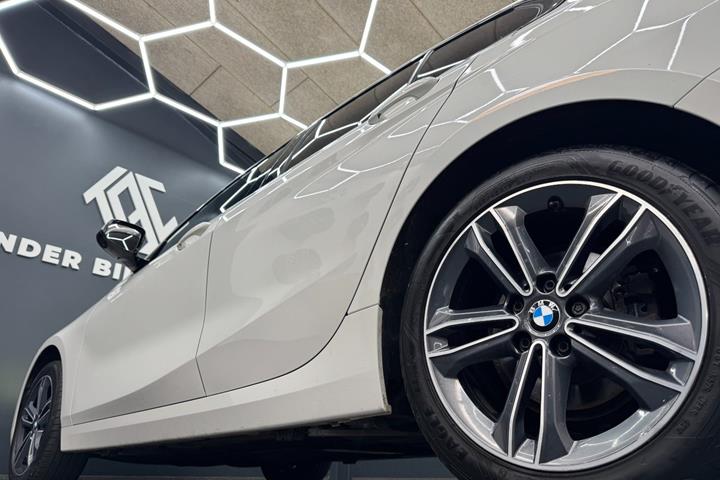 Hvid BMW 118d fra 2020