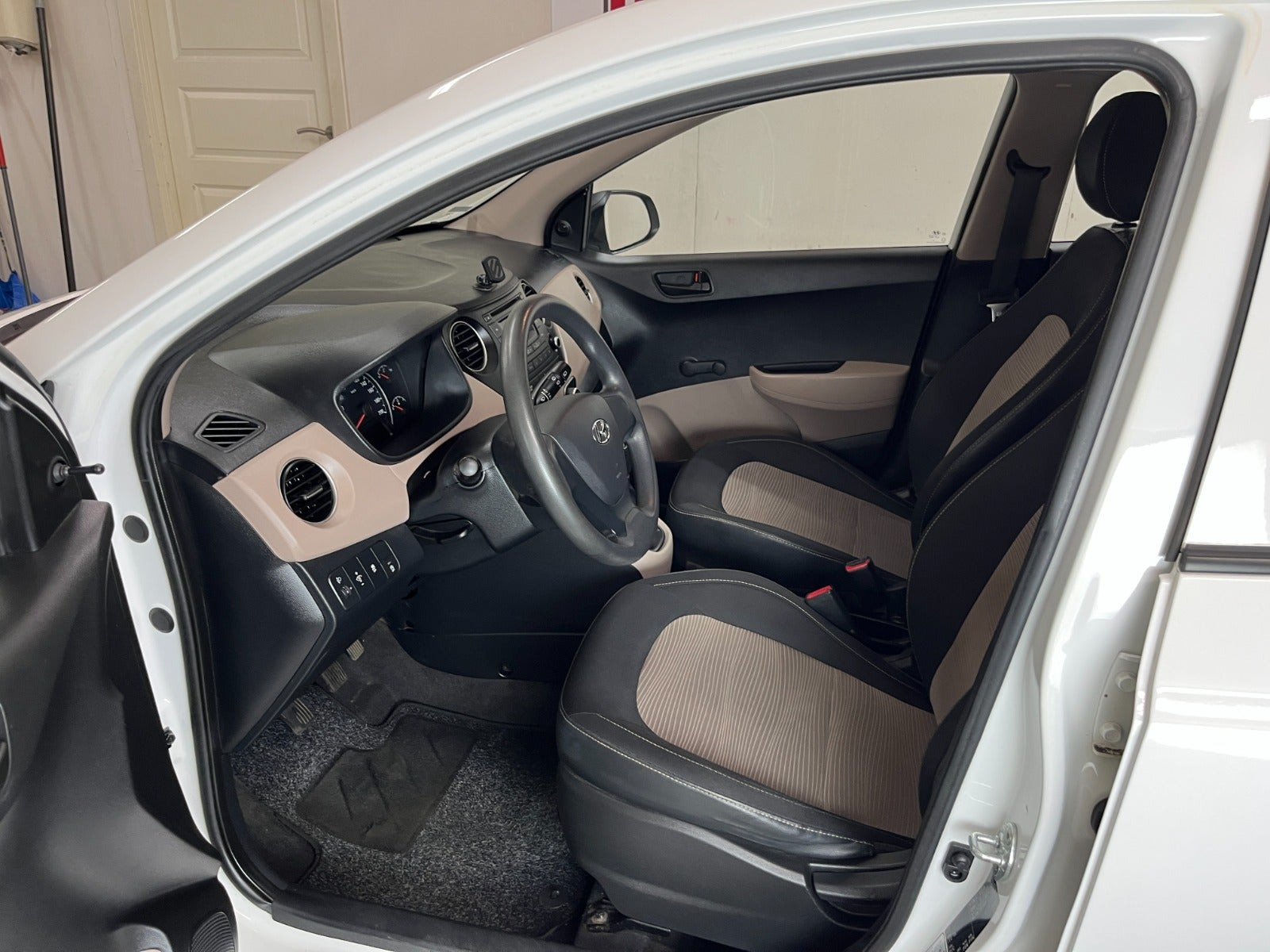 Hvid Hyundai i10 fra 2015